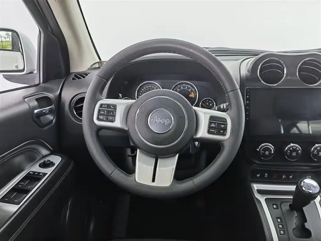 Jeep Compass 2015 — фото 11