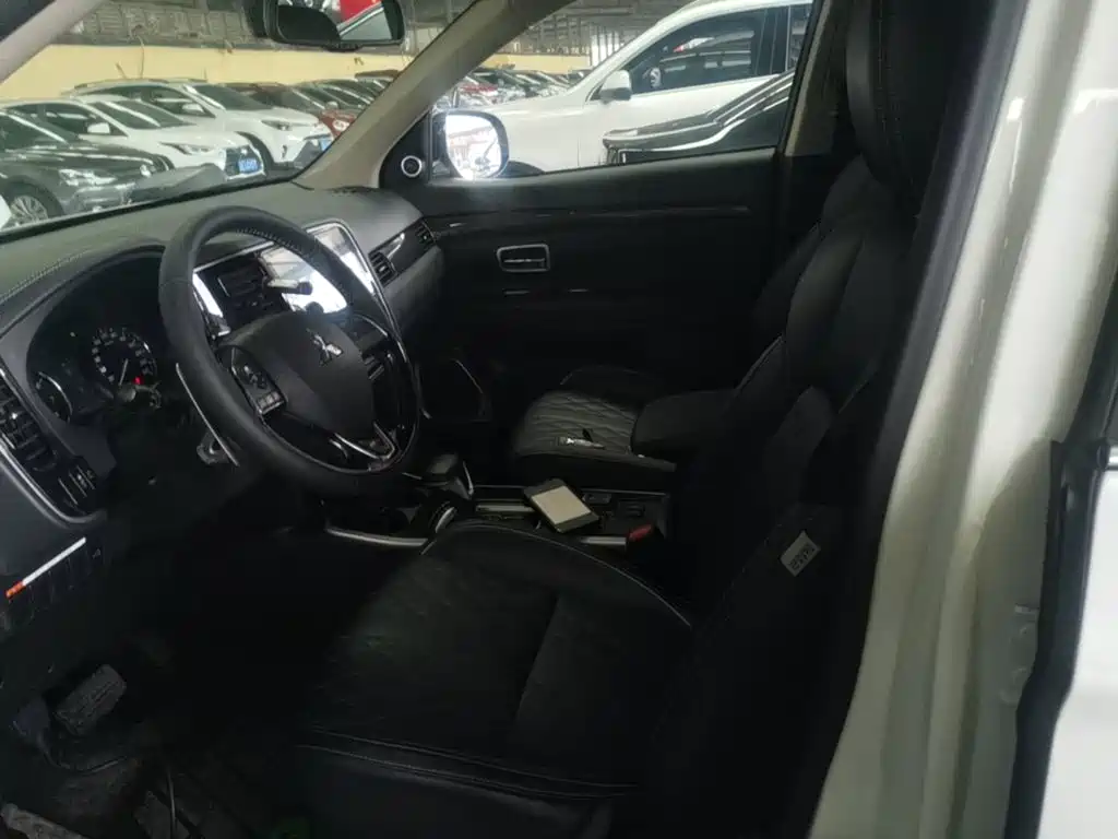 Mitsubishi Outlander 2020 — фото 15