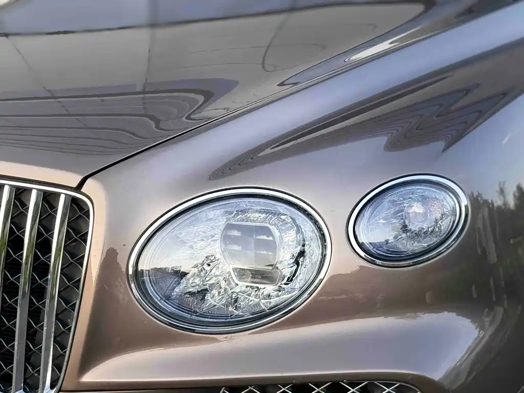Bentley Bentayga 2023 — фото 19
