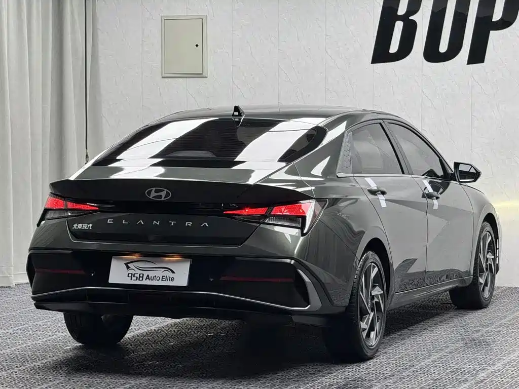 Hyundai Elantra 2023 — фото 11