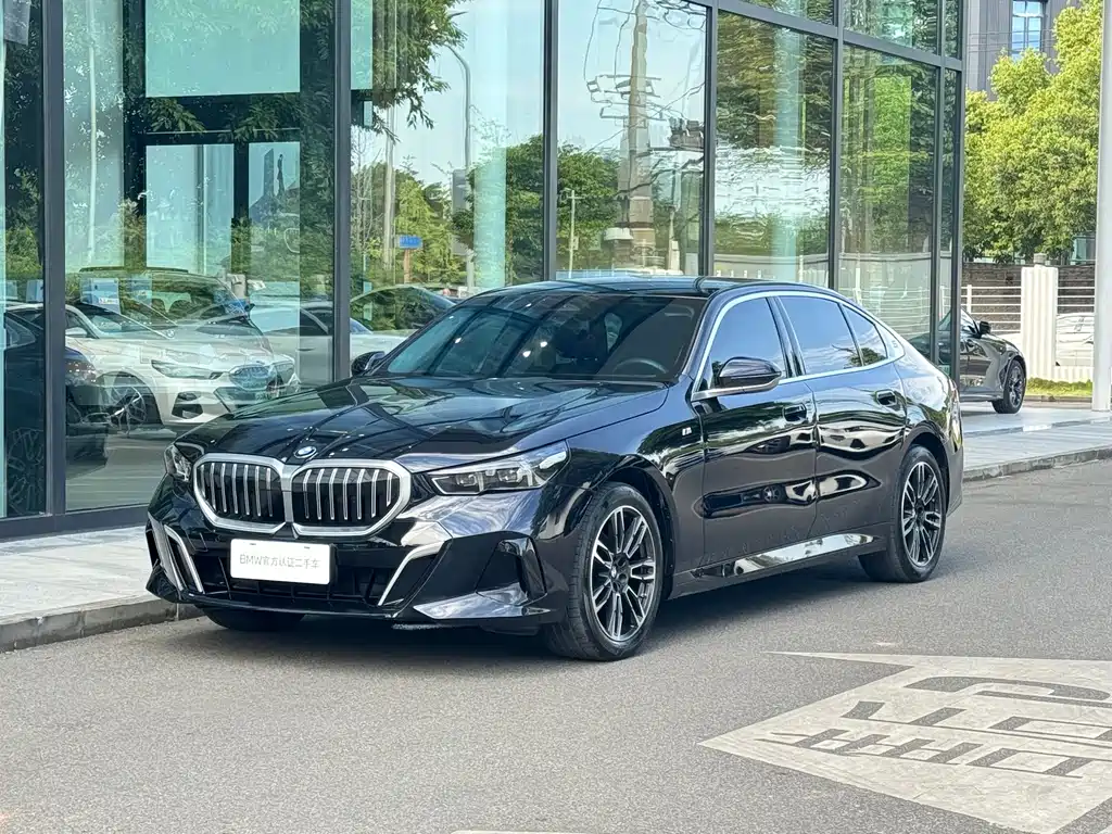 BMW 5 Series 2024 — фото 1