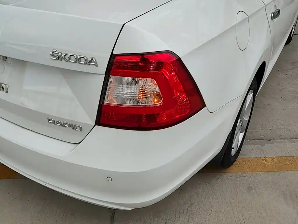 Skoda Rapid 2015 — фото 8