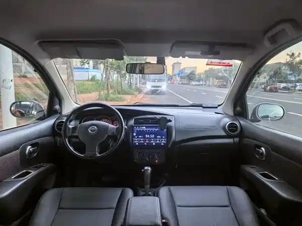 Nissan Livina 2010