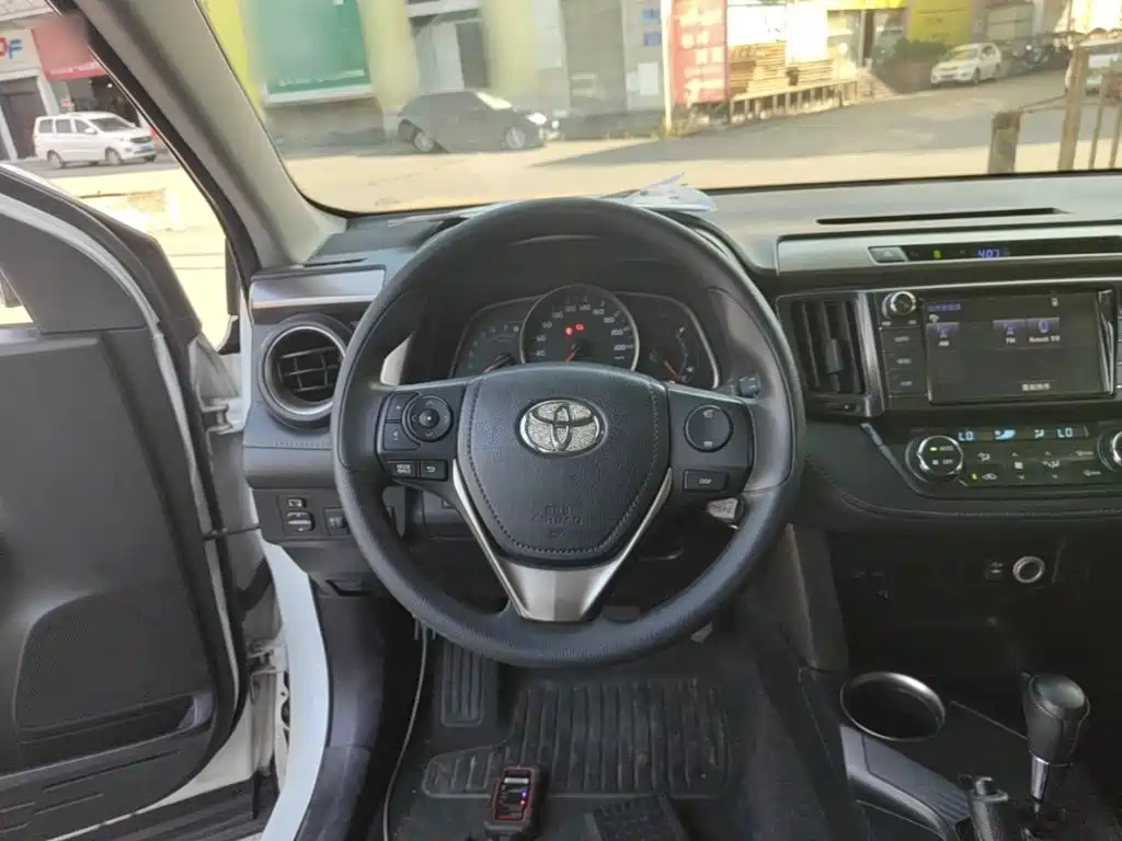 Toyota RAV4 2016 — фото 11