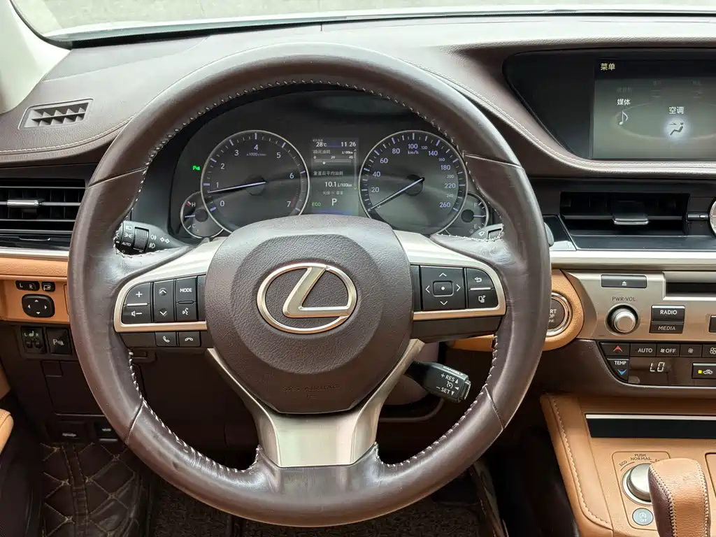 Lexus ES 2017 — фото 20