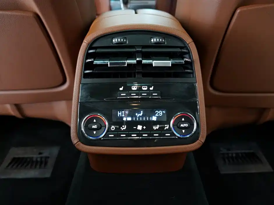 Maserati Quattroporte 2016 — фото 12