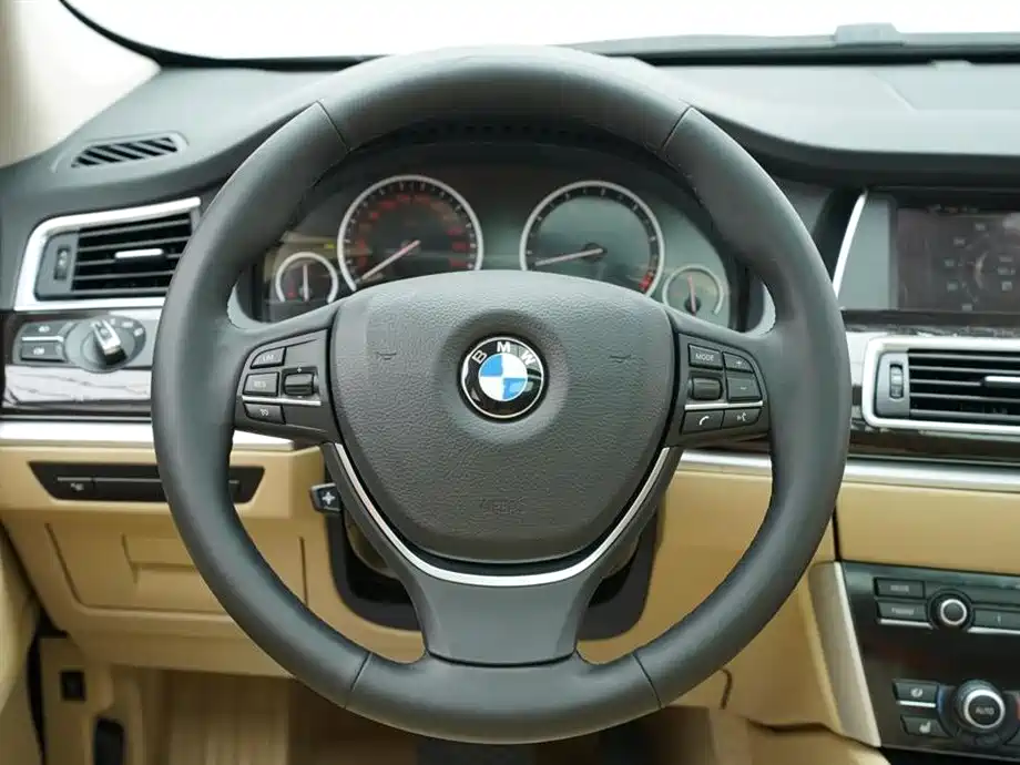 BMW 5 Series GT 2015 — фото 30