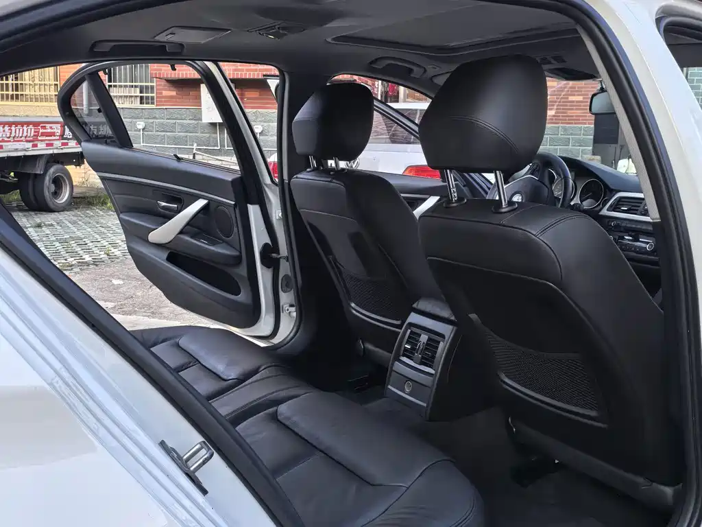 BMW 3 Series 2015 — фото 18
