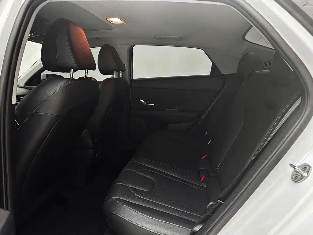 Hyundai Elantra 2023 — фото 19