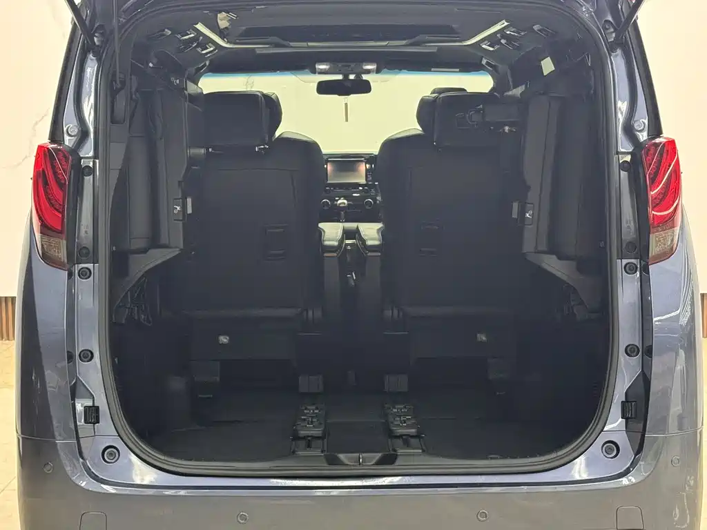 Toyota Alphard 2017 — фото 19