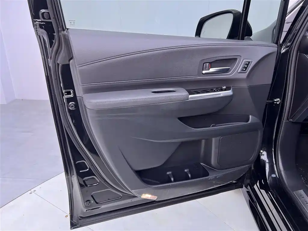 Toyota Granvia 2023 — фото 17