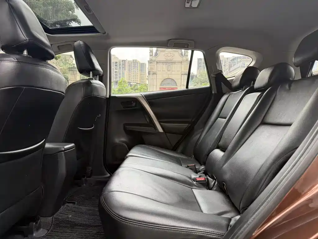 Toyota RAV4 2016 — фото 14