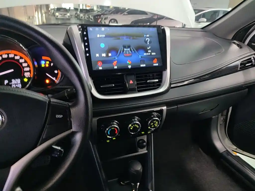Toyota Yaris L 2022 — фото 13