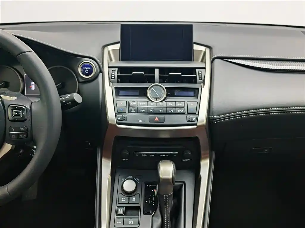Lexus NX 2016 — фото 12