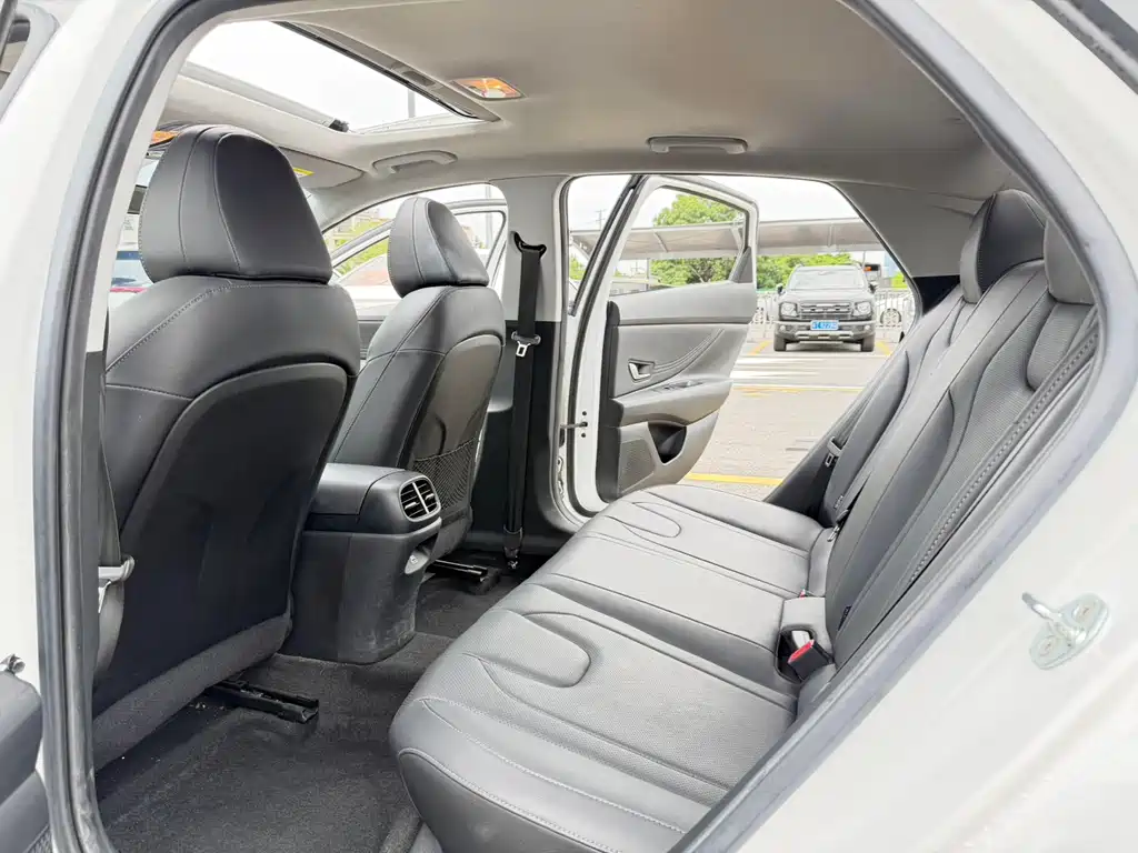 Hyundai Elantra 2022 — фото 12