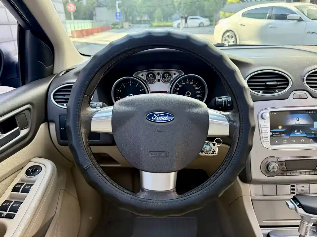 Ford Focus 2014 — фото 11
