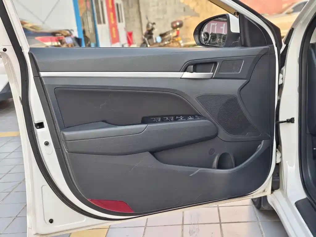 Hyundai Elantra 2017 — фото 14