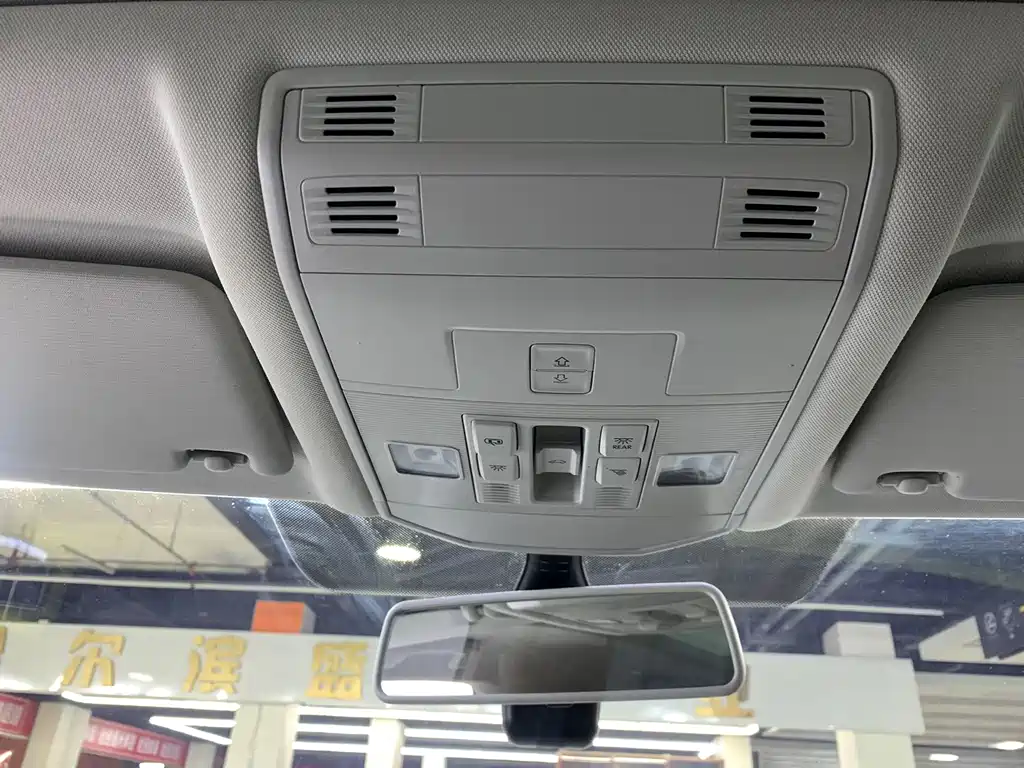 Volkswagen T-Roc 2023 — фото 8