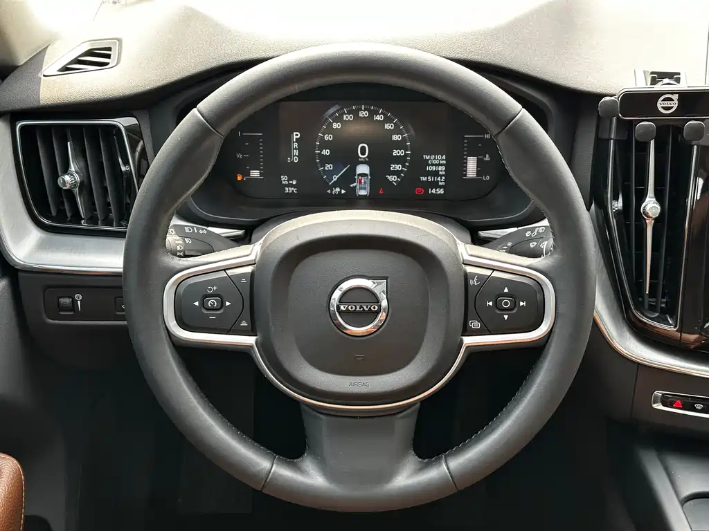Volvo XC60 2018 — фото 16