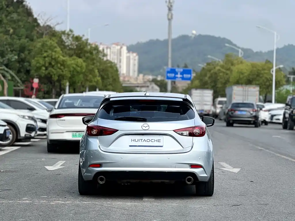 Mazda 3 Axela 2018 — фото 13