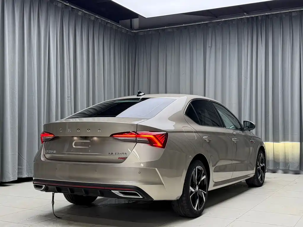 Skoda Octavia 2023 — фото 6