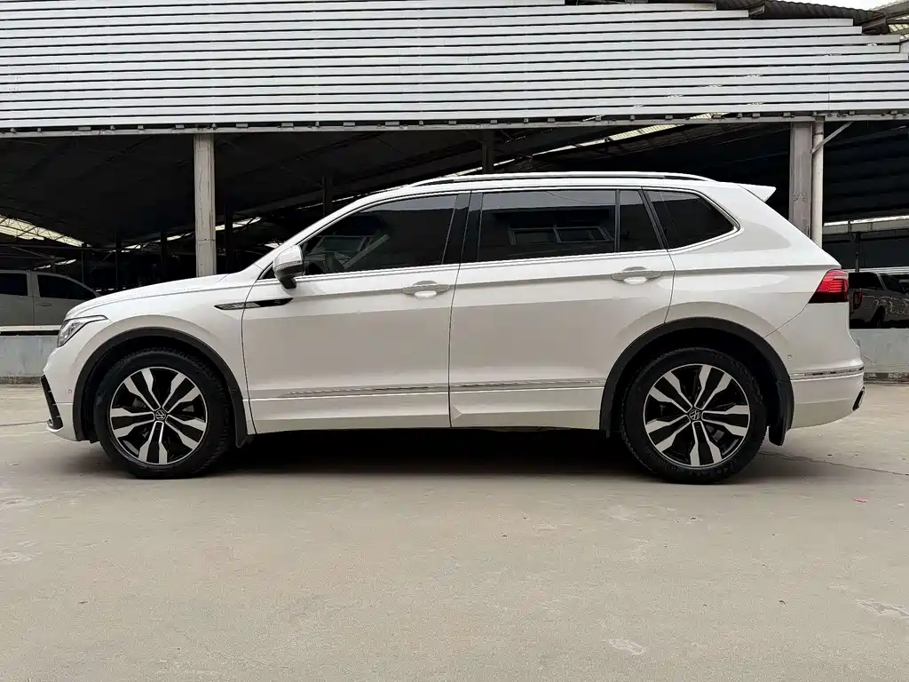 Volkswagen Tiguan L 2023 — фото 13