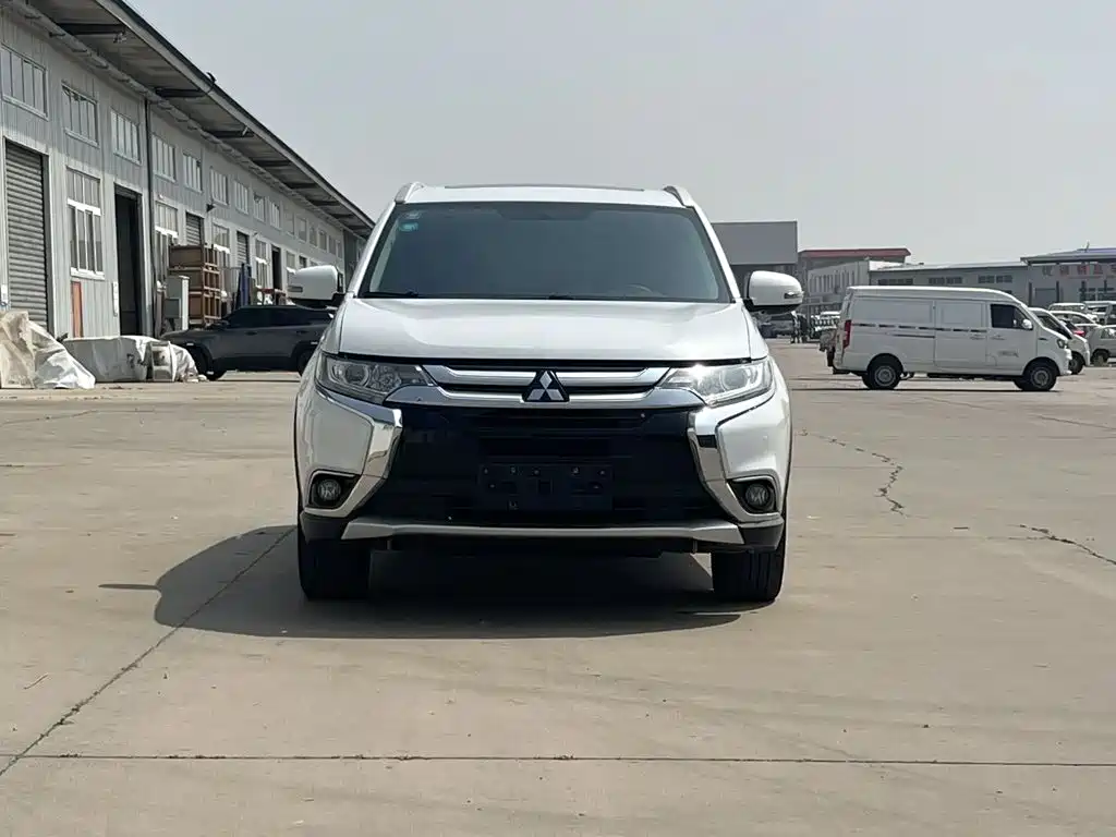 Mitsubishi Outlander 2018 — фото 2