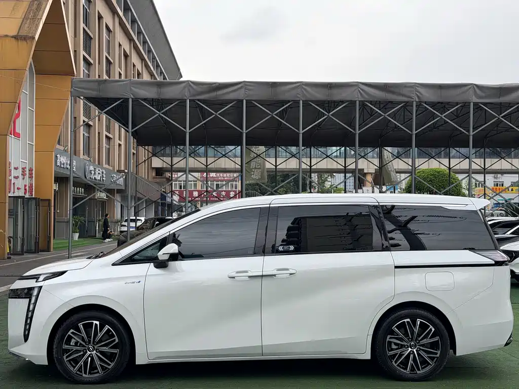 GAC Motor E8 PHEV 2024 — фото 3