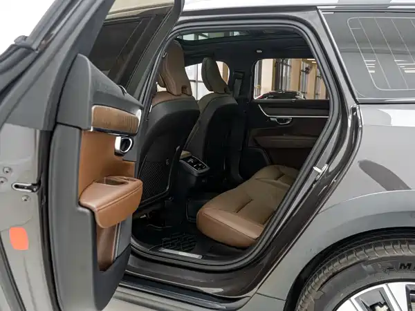Volvo V90 2025