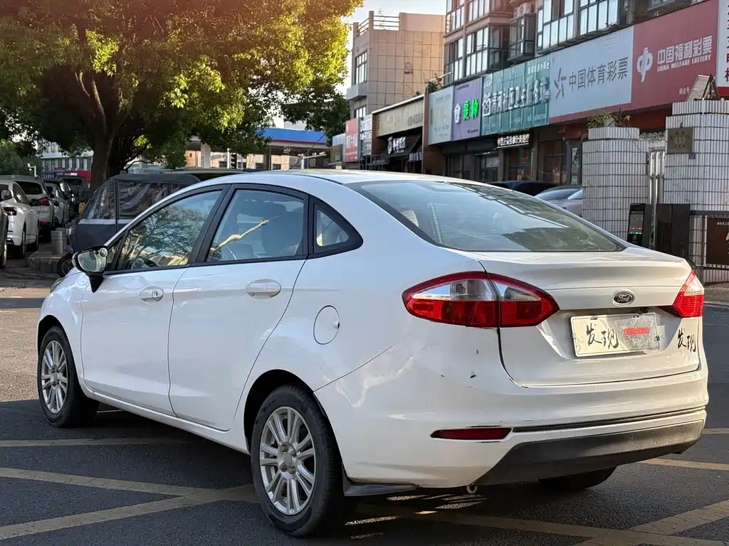 Ford Fiesta 2015 — фото 12