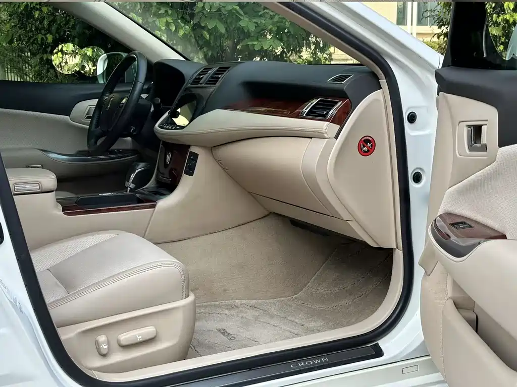 Toyota Crown 2014 — фото 10