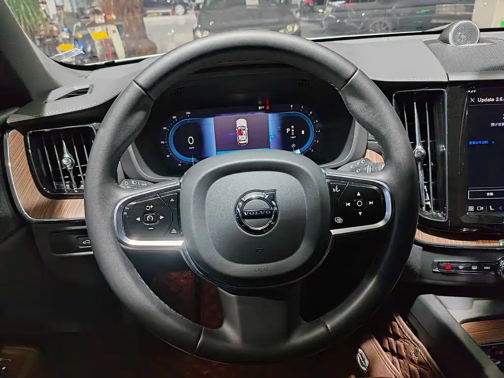 Volvo XC60 2023 — фото 5