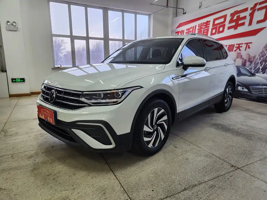 Volkswagen Tiguan L 2023 — фото 1