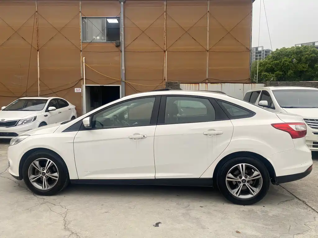 Ford Focus 2014 — фото 12