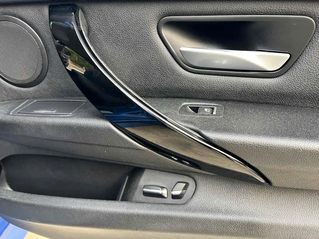 BMW 3 Series 2017 — фото 14