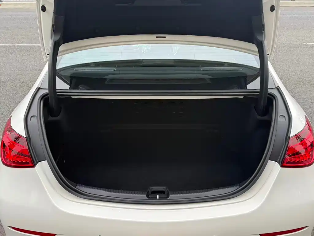 Mercedes-Benz C-Class 2024 — фото 15