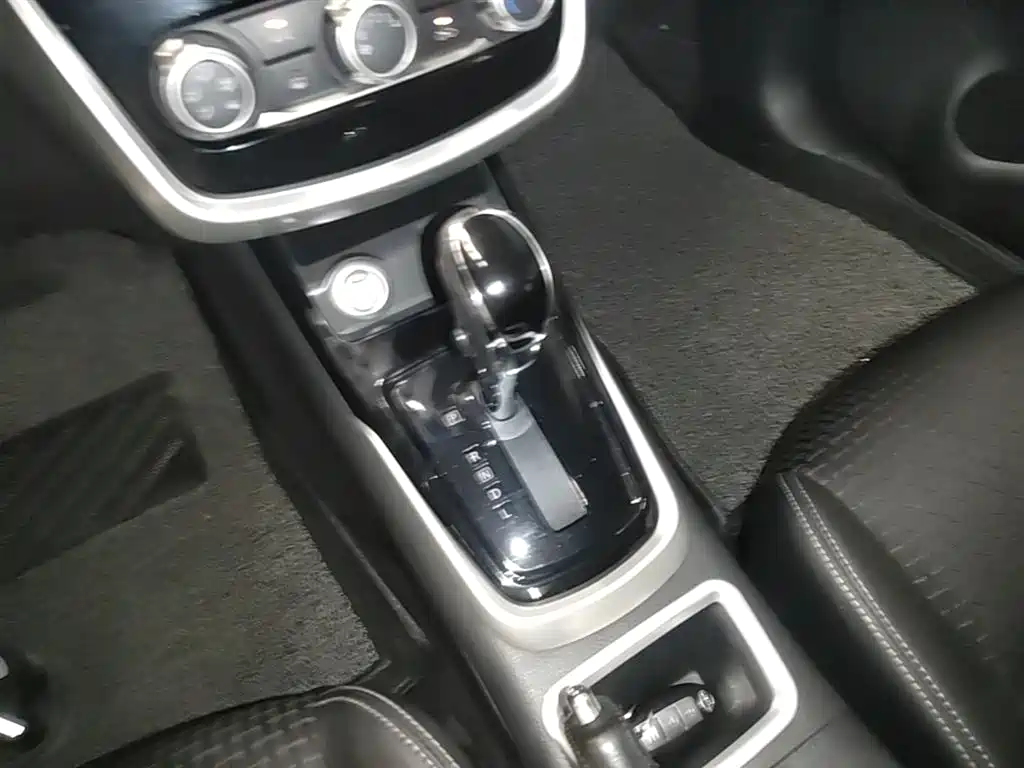 Nissan Tiida 2017 — фото 14