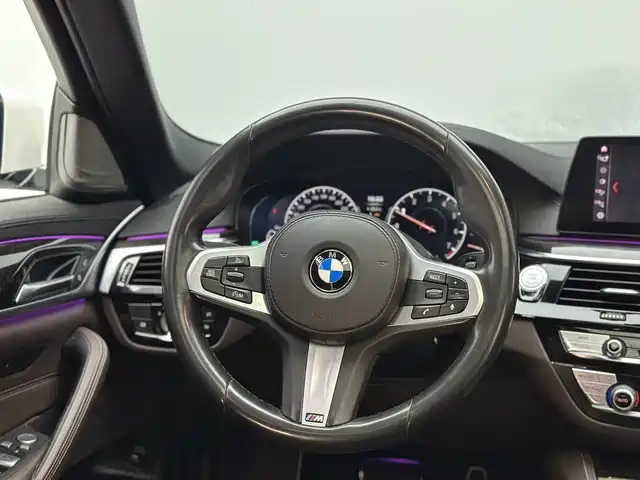 BMW 5 Series 2019 — фото 10