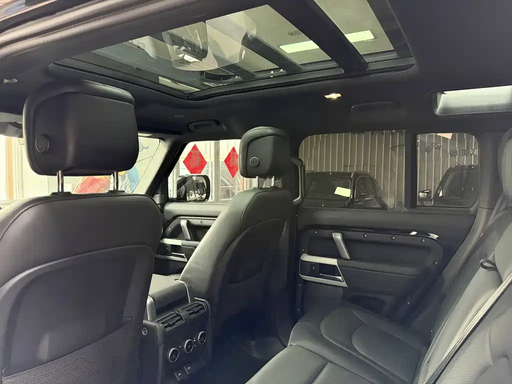 Land Rover Defender 2023 — фото 19