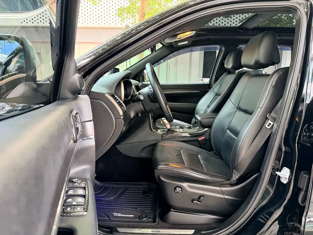 Jeep Grand Cherokee 2018 — фото 10