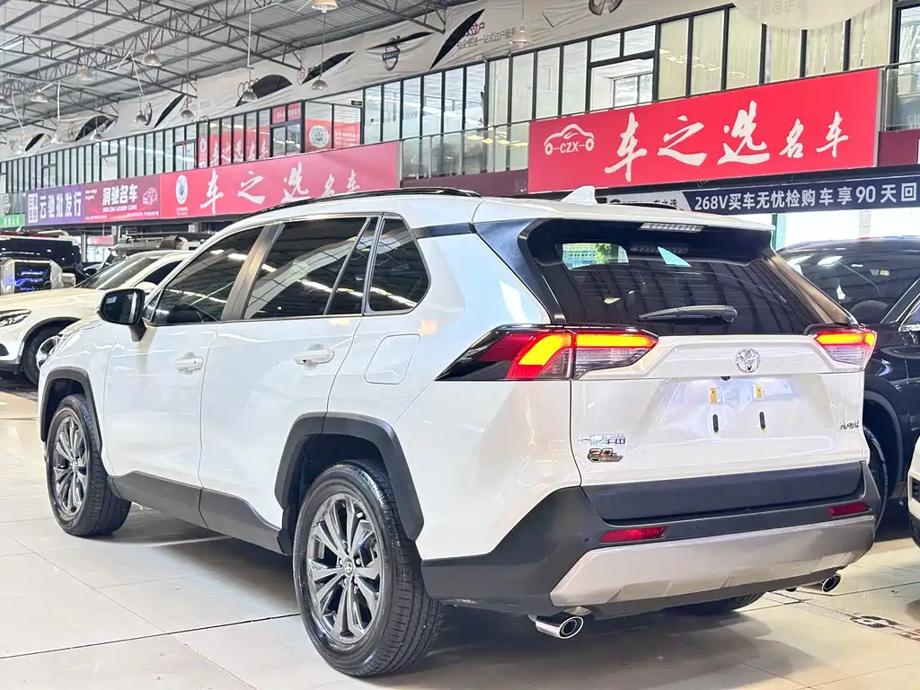 Toyota RAV4 2023 — фото 4
