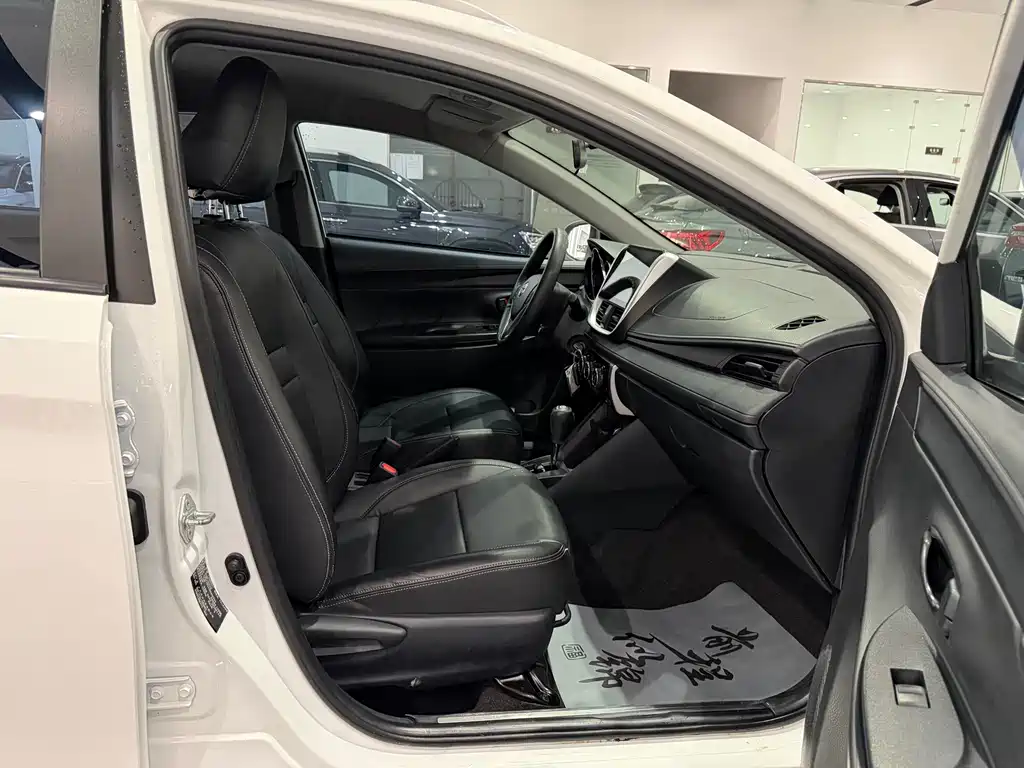 Toyota Yaris L 2022 — фото 12