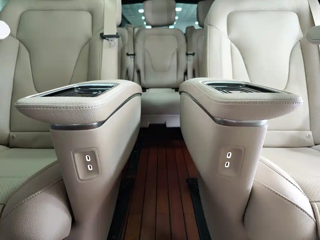 Mercedes-Benz V-Class 2023 — фото 22