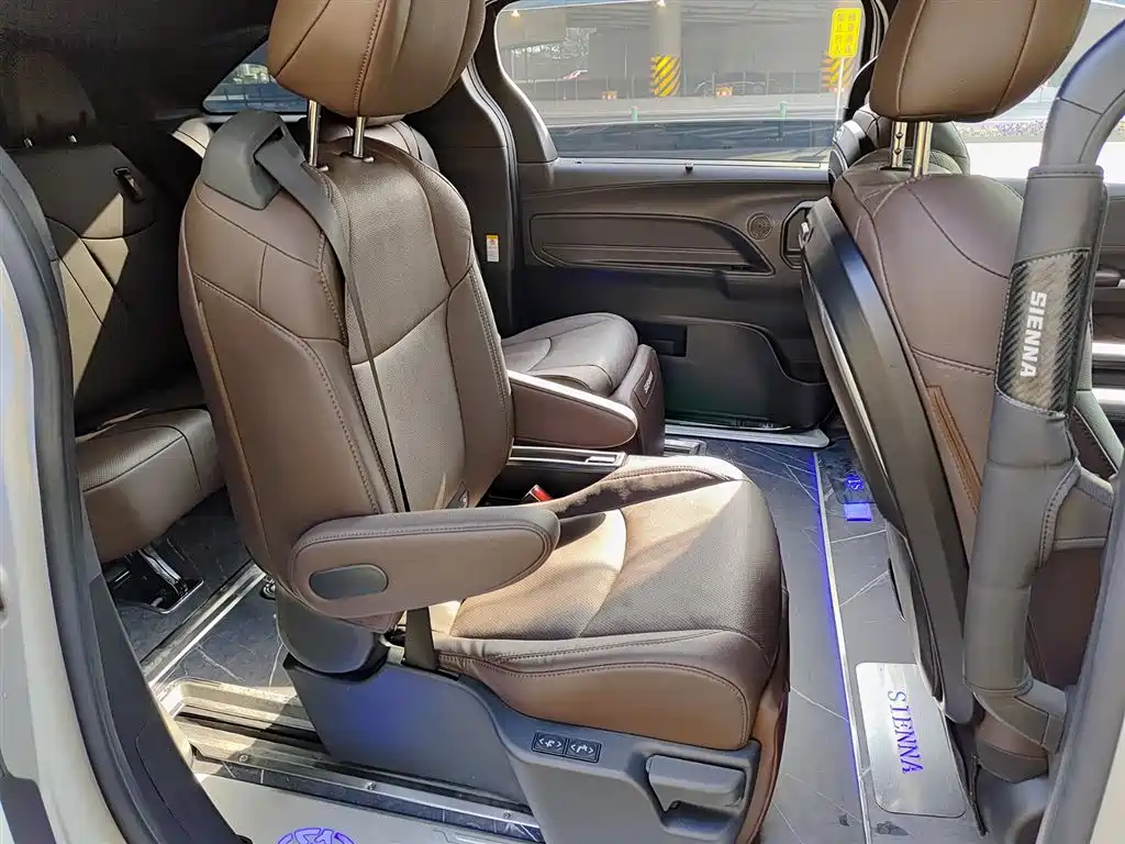 Toyota Sienna 2023 — фото 10