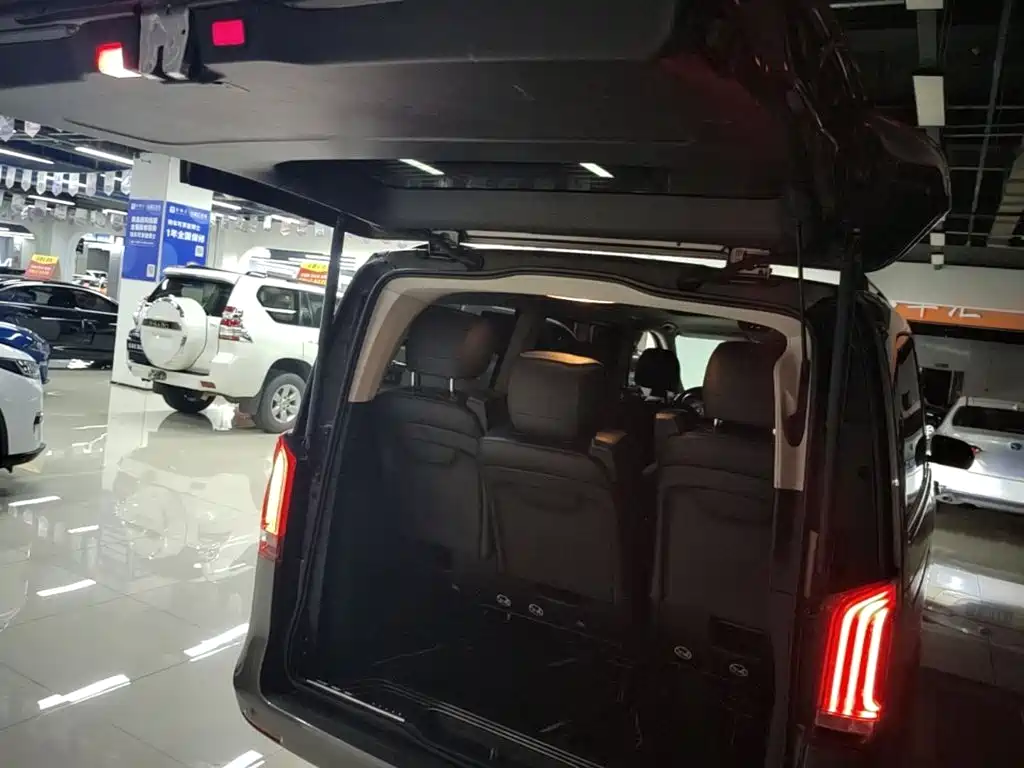 Mercedes-Benz V-Class 2018 — фото 19