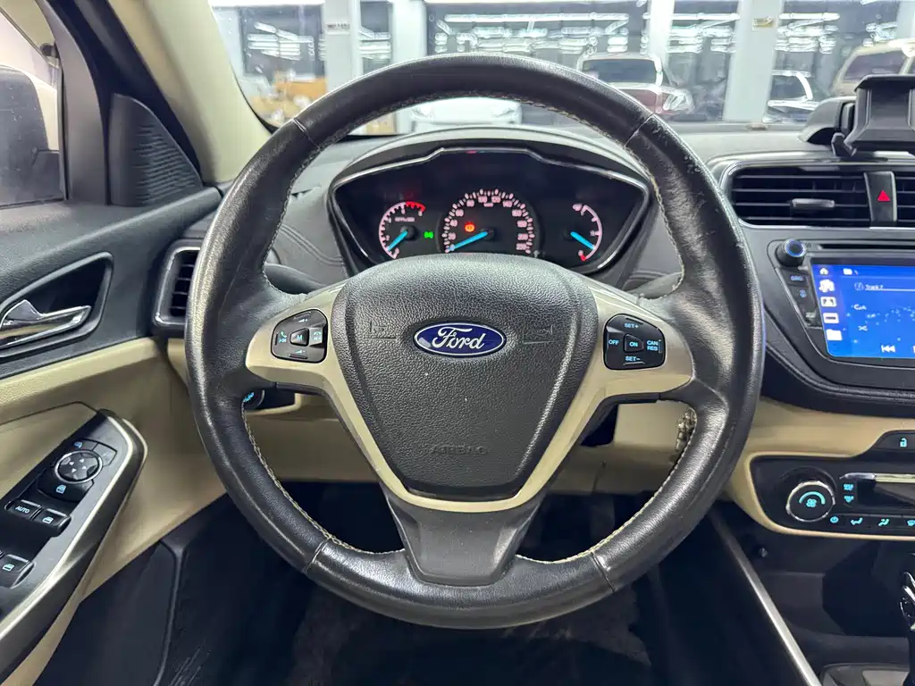 Ford Escort 2015 — фото 11