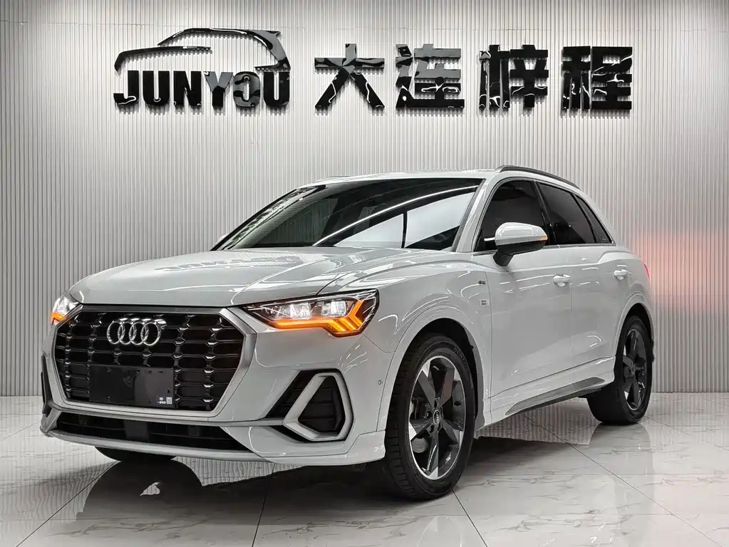 Audi Q3 2022 — фото 1