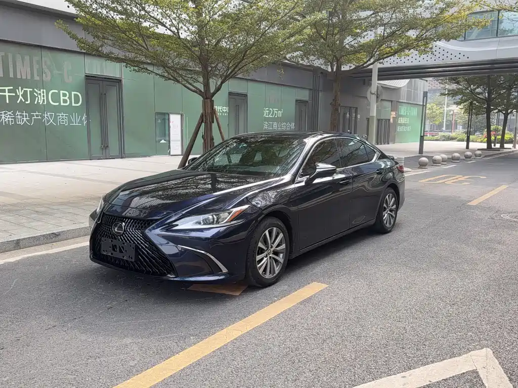 Lexus ES 2019 — фото 1