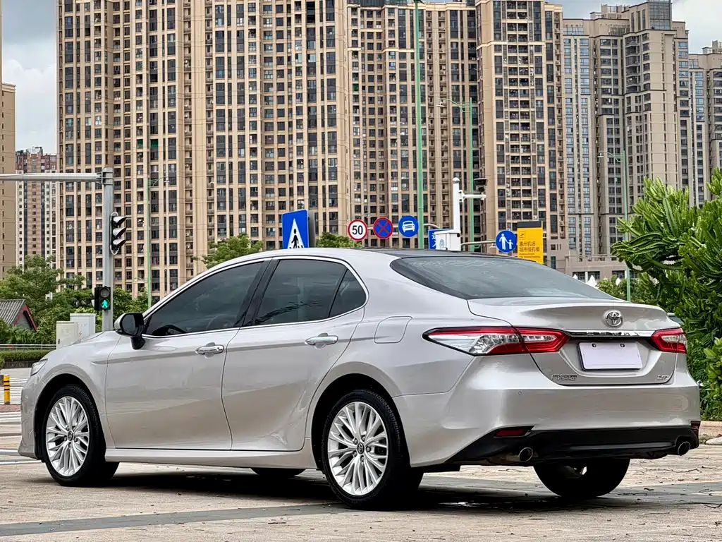 Toyota Camry 2019 — фото 10