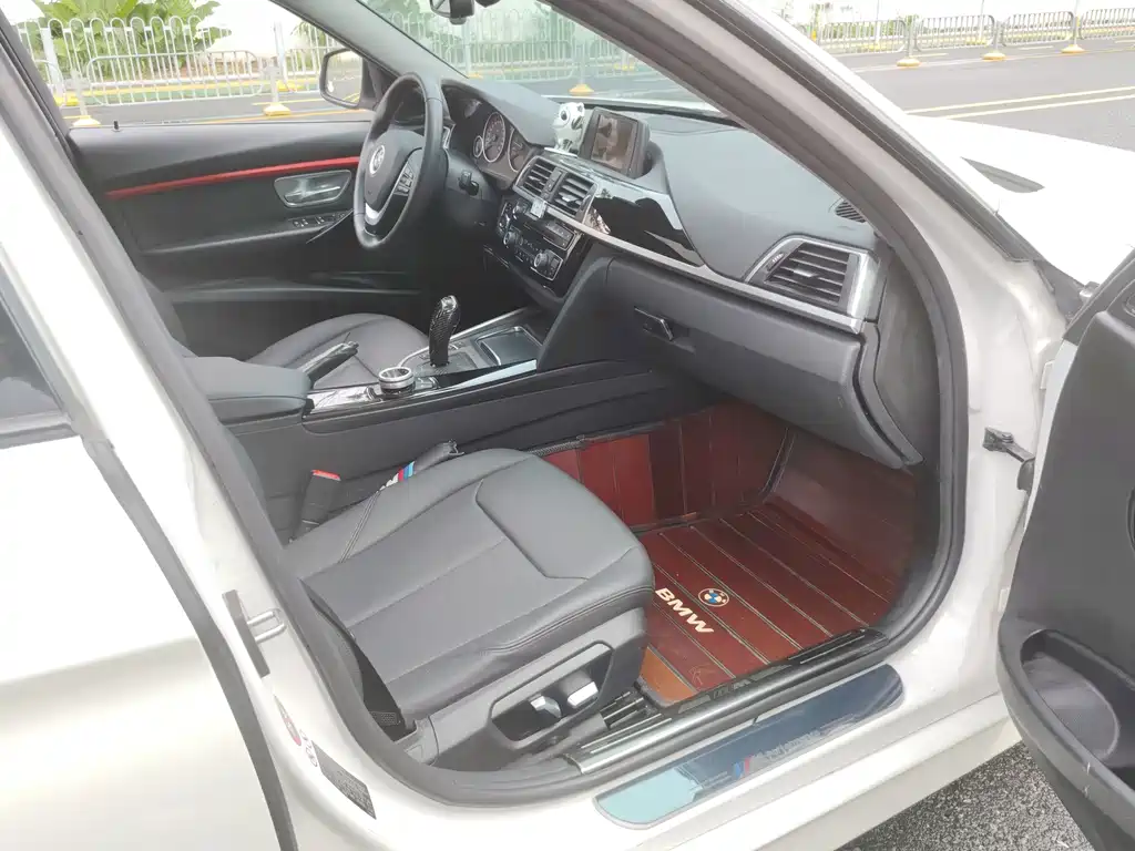 BMW 3 Series 2017 — фото 17